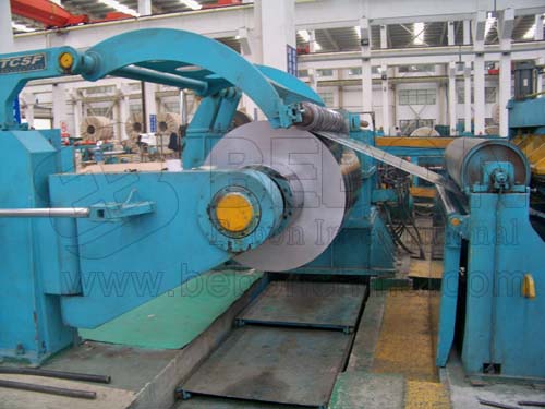 The workshop of the stainless steel roll-dividing machine