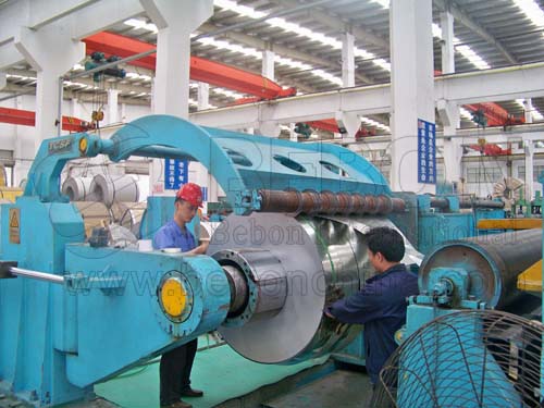 The workshop of the stainless steel roll-dividing machine