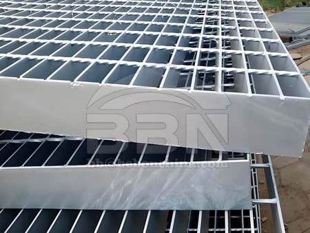 Steel grating and glass curtain walls: a cohesive aesthetic space