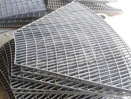 Steel grating: a robust guardian of industrial safety