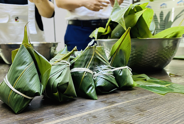 BBN steel employees experience traditional cultural activity, making Zongzi