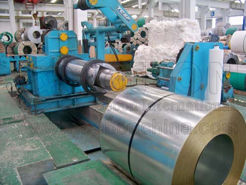 The workshop of the stainless steel roll-dividing machine