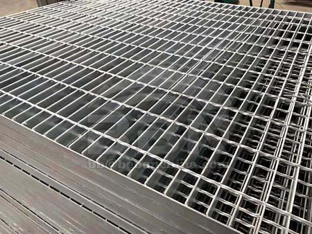 Steel grating VS. aluminum alloy grating: a tale of two connection methods