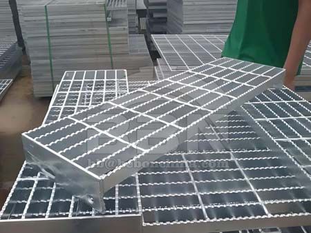 Structural optimization of steel gratings in sports stadiums