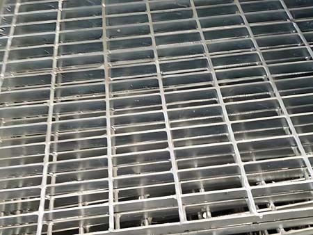 Sanitary requirements for steel gratings in the food processing industry