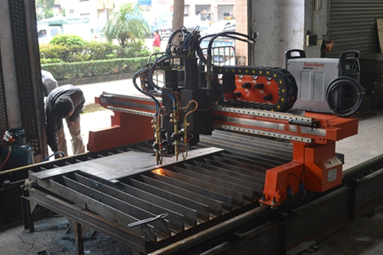 Flame cutting machine for steel material